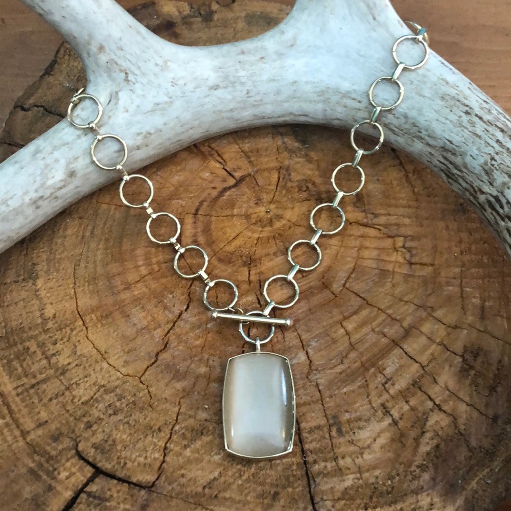 Pendant necklace with gold chain.